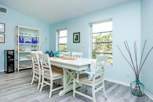 YbelにあるCharming Sanibel Island Home Minutes From The Beachの白いテーブルと椅子のあるダイニングルーム