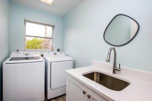 YbelにあるCharming Sanibel Island Home Minutes From The Beachのバスルーム(シンク、洗濯機、鏡付) +24枚の写真