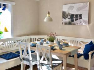a dining room with a table and chairs at Ferienwohnung Nordwind in Wrixum