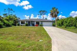 Κήπος έξω από το Relaxing 2BR pool home close to attractions