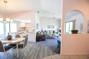 Χώρος καθιστικού στο Relaxing 2BR pool home close to attractions