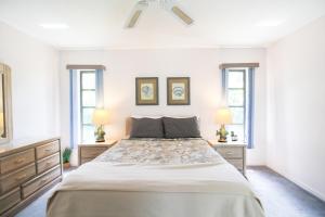 Ένα ή περισσότερα κρεβάτια σε δωμάτιο στο Relaxing 2BR pool home close to attractions +29 φωτογραφίες