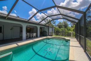 Πισίνα στο ή κοντά στο Relaxing 2BR pool home close to attractions