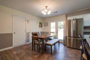 Billede fra billedgalleriet på Decatur Vacation Rental Retreat with Private Yard! i Decatur