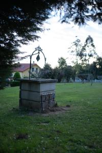 un parque con una estatua en el césped en Casa Milladoiro, en Miño 25 fotos más