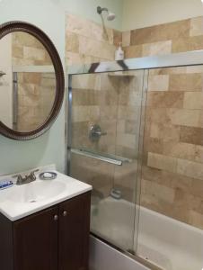 Bilik mandi di Nice Room Near Citrus College