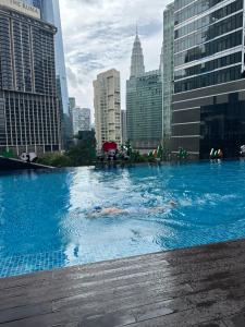 Kolam renang di atau dekat dengan KLCC Suites By Hibernate