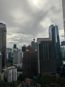 Pemandangan umum bagi Kuala Lumpur atau pemandangan bandar yang diambil dari apartmen