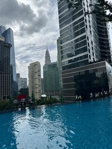 Kolam renang di atau dekat dengan KLCC Suites By Hibernate