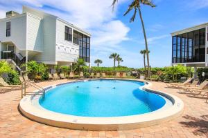 une piscine devant une maison dans l'établissement Spacious 3BR Retreat On Sanibel Island - Steps To The Water, à Sanibel