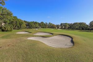 une vue aérienne sur un parcours de golf avec les deux tiers de leur culture dans l'établissement Golfer's paradise in resort style Heritage Harbour, à Bradenton