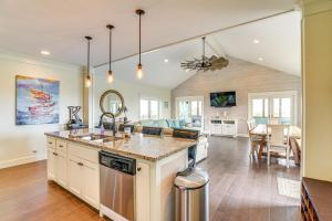 Η κουζίνα ή μικρή κουζίνα στο Canal-Front Coastal Getaway in Gilchrist with Deck