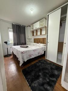 Katil atau katil-katil dalam bilik di Amplo Apto 2 quartos e 2 banheiros em cachoeirinha