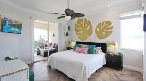 Ένα ή περισσότερα κρεβάτια σε δωμάτιο στο 2BR Condo On Venice Island - Minutes To Beaches