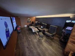 a living room with couches and a video game at Ponca Lode Retreat in Keystone
