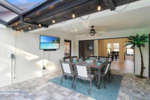 Μια τηλεόραση ή/και κέντρο ψυχαγωγίας στο Private Pool Home Minutes From Anna Maria Island - Dreams Of Paradise