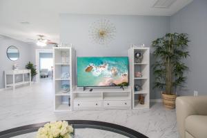 Et tv og/eller underholdning på Gorgeous 3 BR home minutes from Siesta Key - Edgewater Bungalow