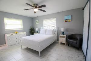 En eller flere senge i et værelse på Gorgeous 3 BR home minutes from Siesta Key - Edgewater Bungalow