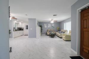 Et opholdsområde på Gorgeous 3 BR home minutes from Siesta Key - Edgewater Bungalow