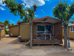 Budova, kde se kemp nachází