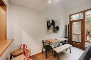 ein Raum mit einem Tisch und Stühlen und einem Fenster in der Unterkunft 88SW - WIFI with Great Resort Amenities in Deming