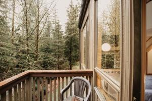 einen Stuhl auf einer Veranda mit Waldblick in der Unterkunft 88SW - WIFI with Great Resort Amenities in Deming