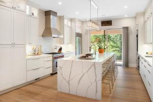 East QuogueにあるLuxury Spa retreat in The Hamptons!の白いキャビネットと広い白い島のあるキッチン