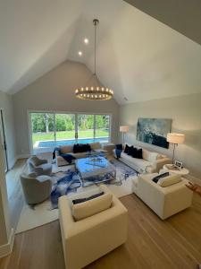 East QuogueにあるLuxury Spa retreat in The Hamptons!のソファとテーブルのあるリビングルーム +48枚の写真