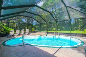 Bazén v ubytování Elegant 3BR 2BA Private Pool Home nebo v jeho okolí