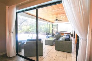 Posezení v ubytování Elegant 3BR 2BA Private Pool Home