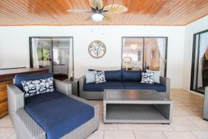 Posezení v ubytování Elegant 3BR 2BA Private Pool Home