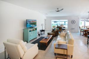 Μια τηλεόραση ή/και κέντρο ψυχαγωγίας στο Relaxing coastal home centrally located in Port Charlotte
