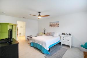 Ένα ή περισσότερα κρεβάτια σε δωμάτιο στο Relaxing coastal home centrally located in Port Charlotte