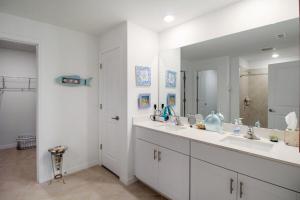 Ένα μπάνιο στο Relaxing coastal home centrally located in Port Charlotte +33 φωτογραφίες
