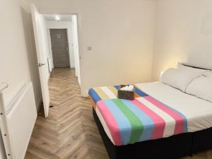 En eller flere senge i et værelse på Luxury 2 Bed Apartment in West Midlands