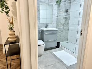 Et badeværelse på Luxury 2 Bed Apartment in West Midlands + 14 billeder