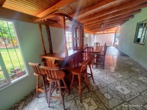 comedor con bar y algunas sillas en La posada del iguazu, en Puerto Iguazú 18 fotos más
