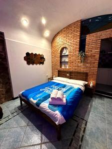 Ένα ή περισσότερα κρεβάτια σε δωμάτιο στο Dal Ferroviere - A Charming Stone Retreat in Cinque Terre