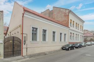een wit gebouw met auto's op straat bij Olive Apartment 1 - w Free Parking, self-checkin, 5 min from Aquapark Nymphaea in Oradea