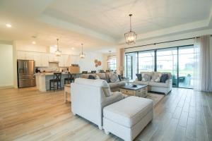 Гостиная зона в Exquisite waterfront 3BR pool home in Lorraine Lakes