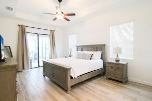 Кровать или кровати в номере Exquisite waterfront 3BR pool home in Lorraine Lakes +73 фотографии