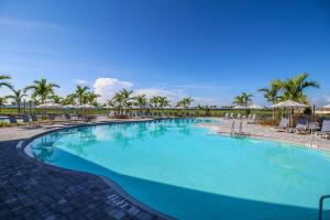 Бассейн в Exquisite waterfront 3BR pool home in Lorraine Lakes или поблизости