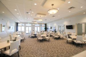 Телевизор и/или развлекательный центр в Exquisite waterfront 3BR pool home in Lorraine Lakes