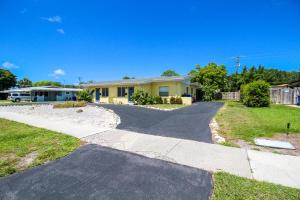 a driveway leading to a yellow house at 1BR Venice home with private beach access - Golden Beach Haven in Venice