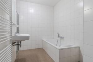 Koupelna v ubytování Appartement at lake Veluwemeer, nearby Harderwijk, 63km from Amsterdam + 26 fotografií