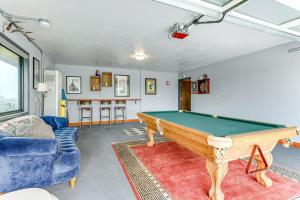 Biliár nebo kulečník v ubytování Private Pool and Large Deck Modern Cotati Villa!