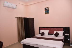 Postel nebo postele na pokoji v ubytování Shree Ram Shabd Guest House