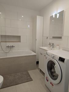 a white bathroom with a washing machine in it at Monteurwohnung Zimmer Pendler Ferien in Gangelt