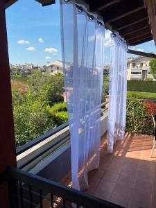 einen Balkon mit Blick auf einen Hof in der Unterkunft Sosien Apartments in Desenzano del Garda
