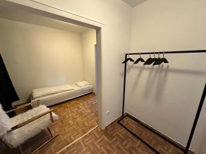 Pokój z pokojem z łóżkiem i szafą w obiekcie Loft Living - Köln - Ehrenfeld w Kolonii